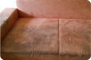 Zaplamiona sofa przed czyszczeniem
